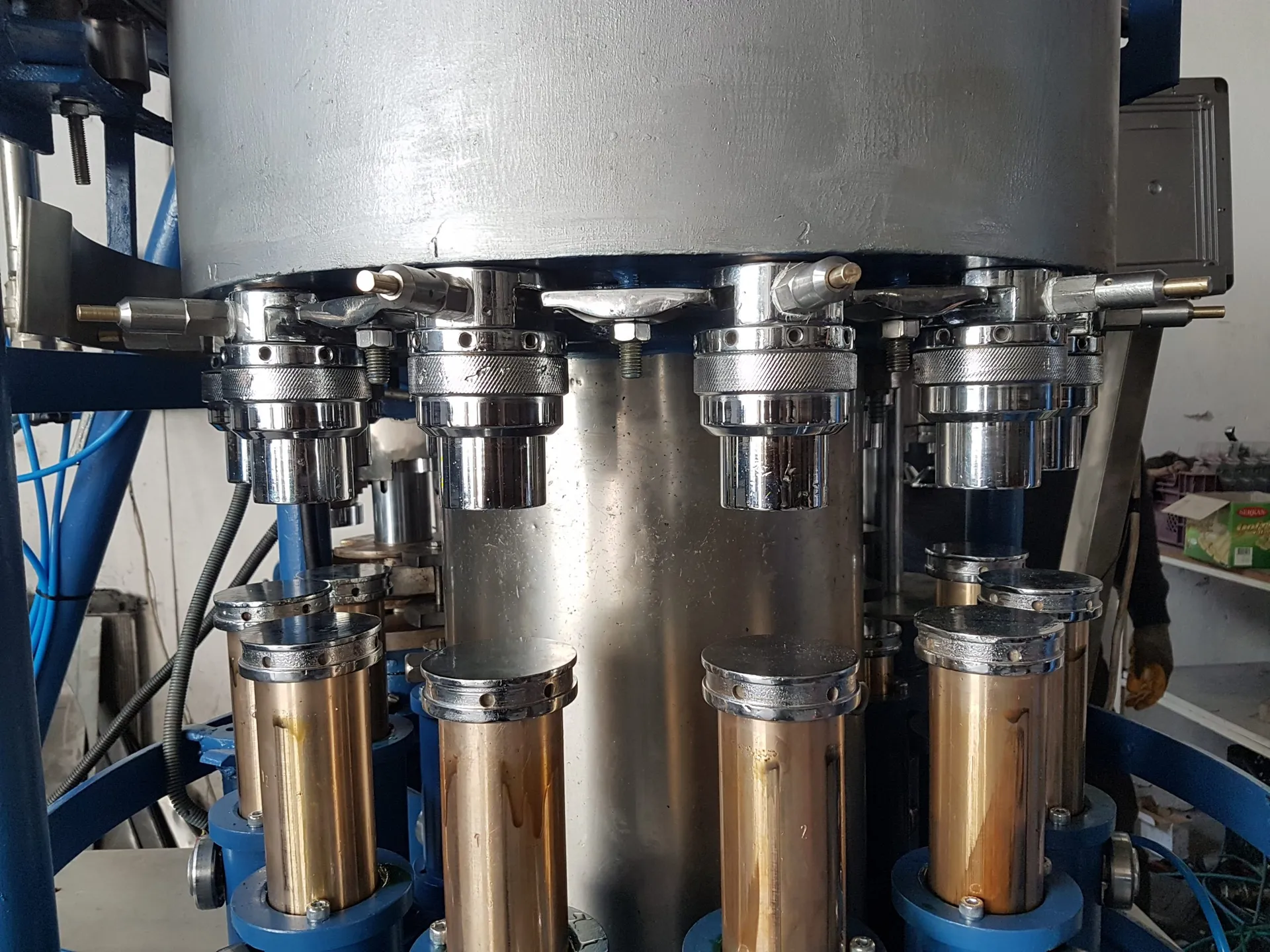 Hidroçağ Metal Makine atölyesinde rotary dolum ve kapaklama makinesinin paslanmaz dolum başlıkları