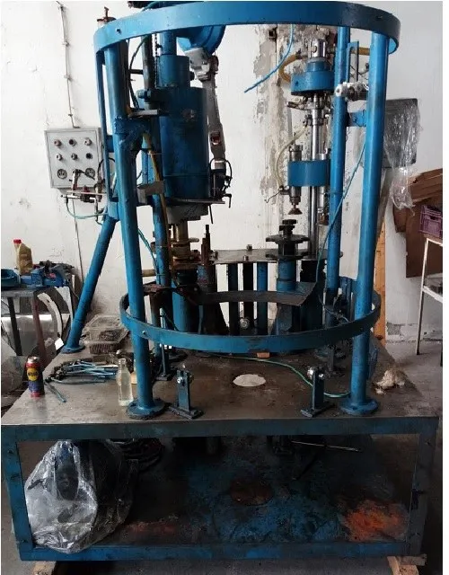 Revizyon öncesi eski bir dolum makinesi