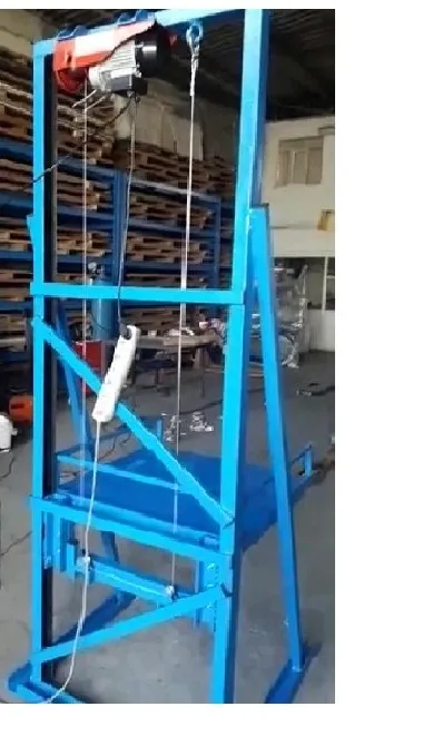 Atölyede mavi çelik konstrüksiyonlu yük taşıma asansörü
